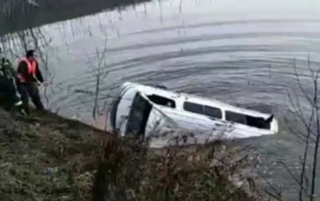 lerikde-yuk-avtomobili-dereye-asdi